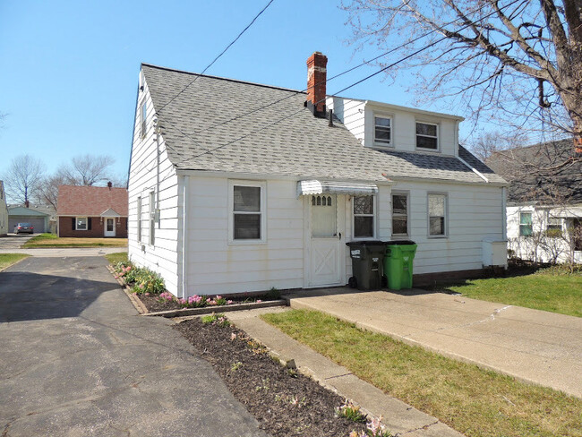 Building Photo - 4 Bed - 1.5 Bath Bungalow for Rent