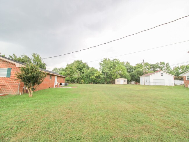 Building Photo - Fresh Paint and New Carpet! 4 bedroom home...