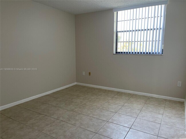 Building Photo - 10815 SW 112th Ave