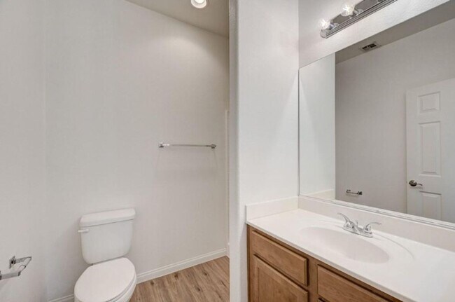 Building Photo - BEAUTIFUL 4 BEDROOM HOME IN GUARD GATED COMMUNITY!