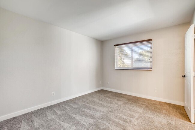 Building Photo - Spacious 2BR/2BA Top-Floor Condo in Gated ...