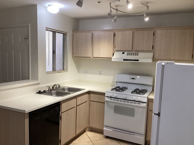 Building Photo - Downstairs Condo Located in the Gated Community of Las Palmas