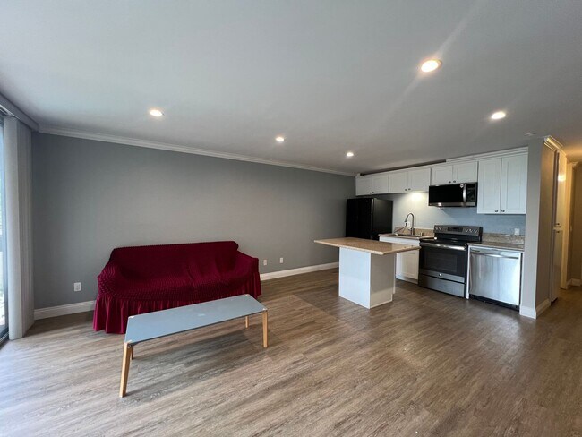 Building Photo - 6526 Ocean Crest Dr