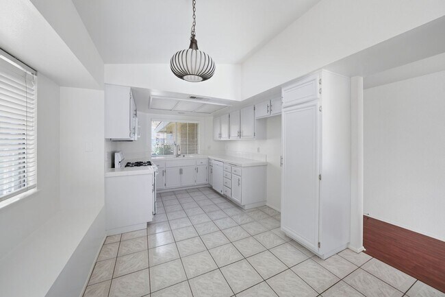 Building Photo - Sparkling Clean 3 Bedroom, 2 Bath Home with a View!