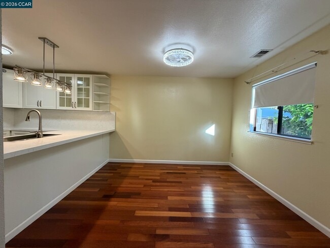 Building Photo - 6 Basin Ct