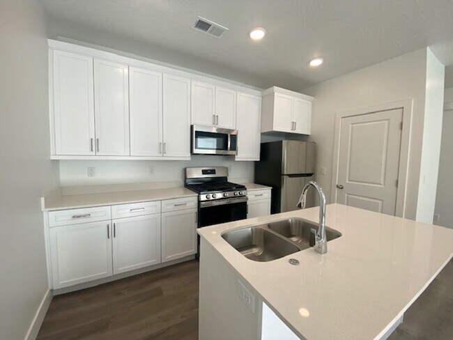 Building Photo - SPACIOUS APARTMENT FOR RENT!