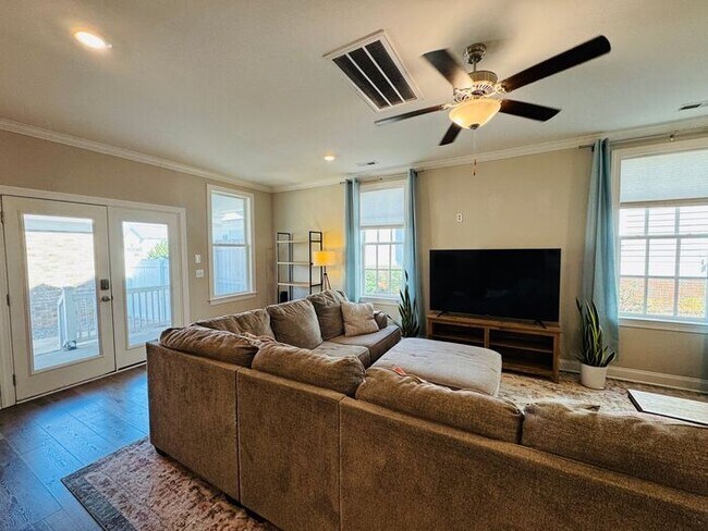 Building Photo - Pre-leasing for an April Move in-TOWN MADISON