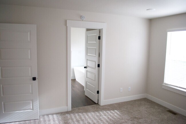 Building Photo - Brand-new 4 Bed, 2.5 Bath Townhome in Idaho Falls!