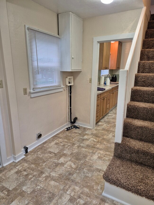 Building Photo - 508 SE Ash St