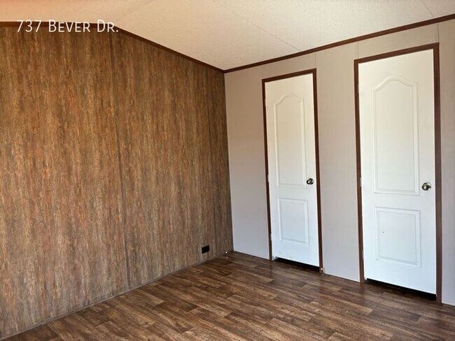 Building Photo - 737 W Bever Dr