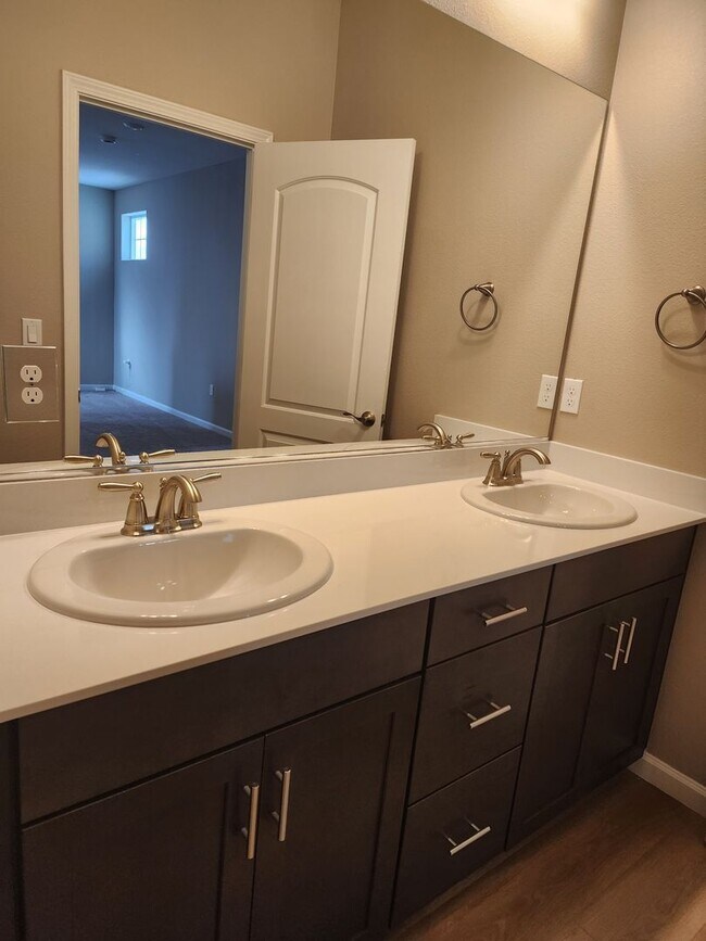 Building Photo - 4/2.5 Modern & Beautiful Townhome in Minden