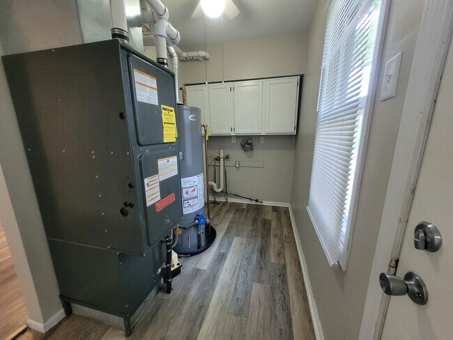 Building Photo - Cozy two bedroom home, pet friendly!