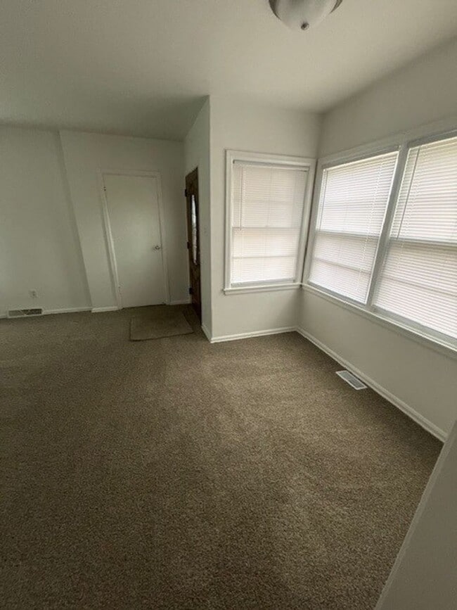 Building Photo - Charming 3-Bedroom Home Near Kenosha Dream Park