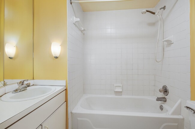 Building Photo - Beautiful Bella Vista Three Bedroom Townhome with Parking