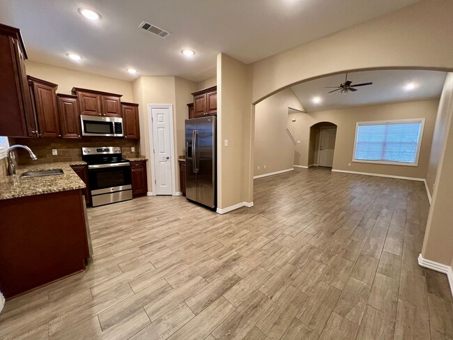 Building Photo - 3 Bedroom/2.5 Bathroom Townhome with Fence...