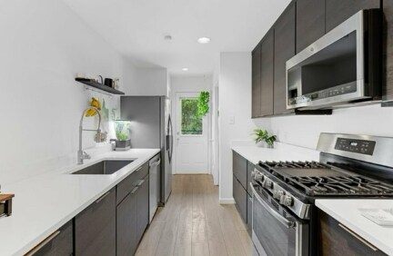 Kitchen with in unit laundry - 1106 W 6th St