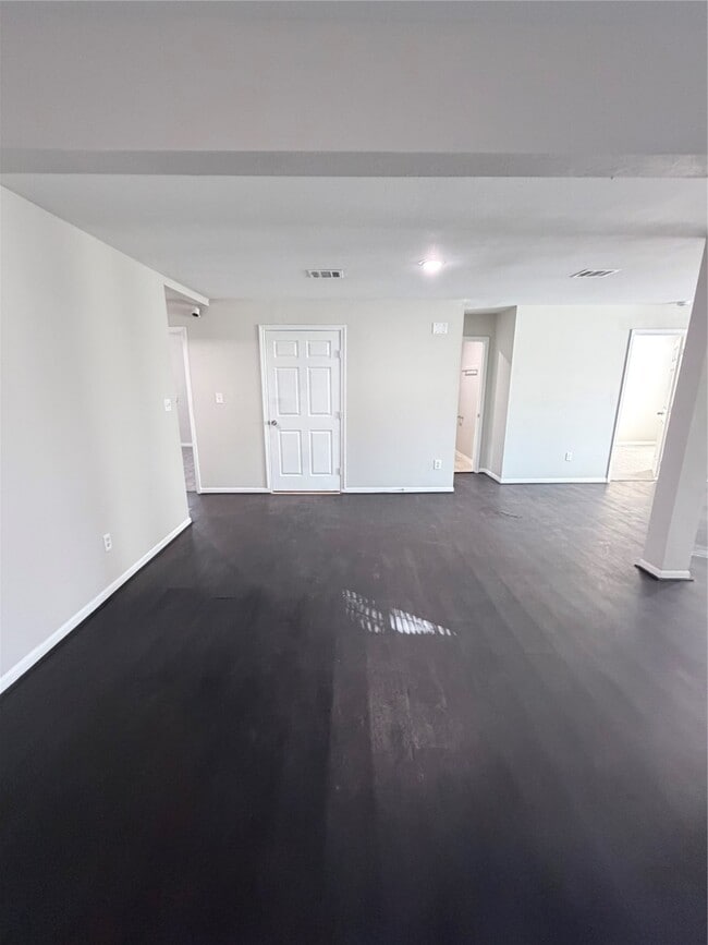 Building Photo - 866 N Victory Dr