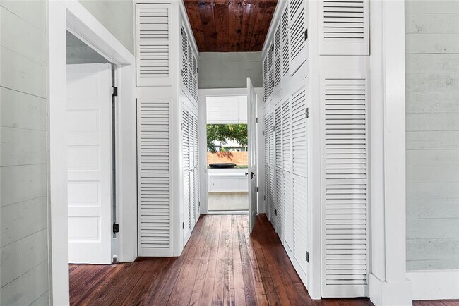 Building Photo - 108 N Ave B