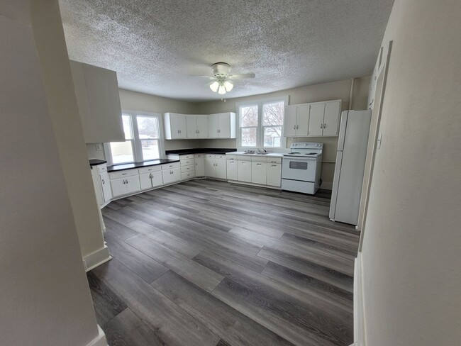 Building Photo - Recently remodeled 3 bedroom, large kitchen