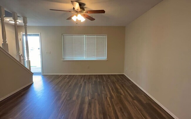 Building Photo - 2 bedroom 1.5 bath duplex - Edmond Schools- August Move In