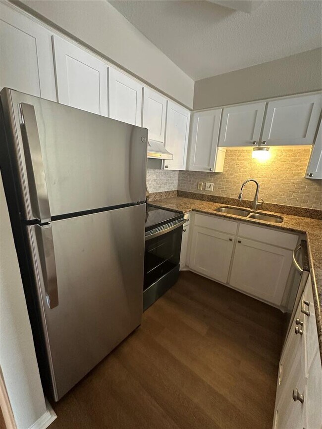 Building Photo - 1210 Hi Stirrup