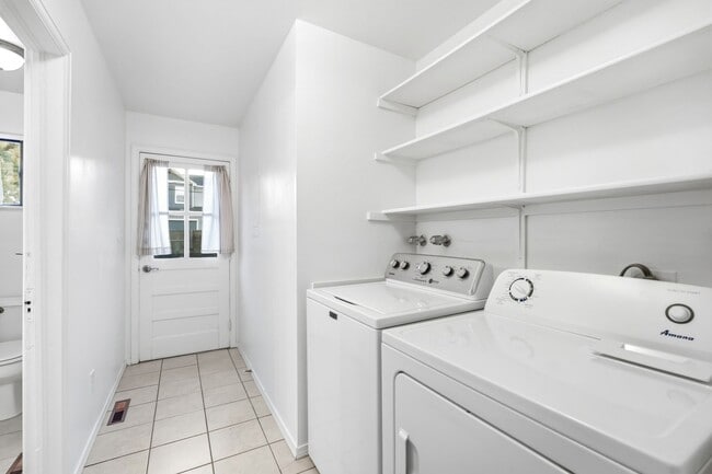 Building Photo - Charming house for rent, with laundry machines included and fenced yard.