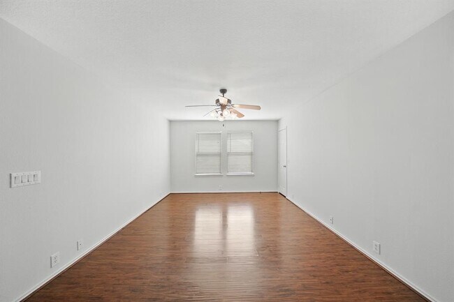 Building Photo - 5826 Kenwood