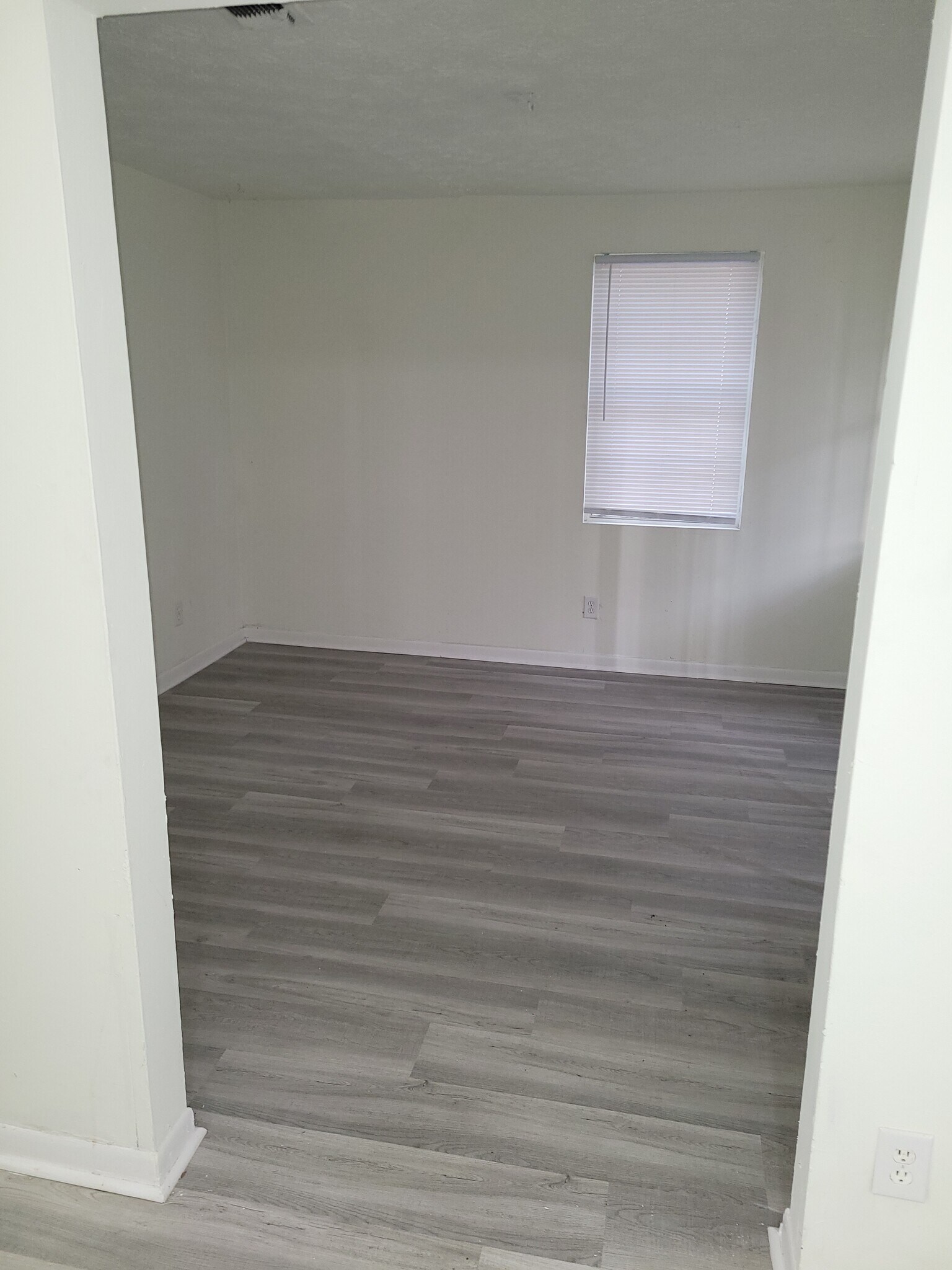 Building Photo - 1541 W 1st St