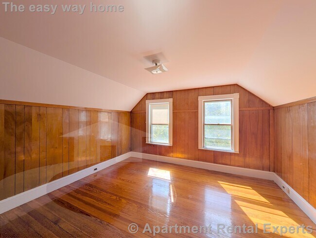 Building Photo - 58 Monument St