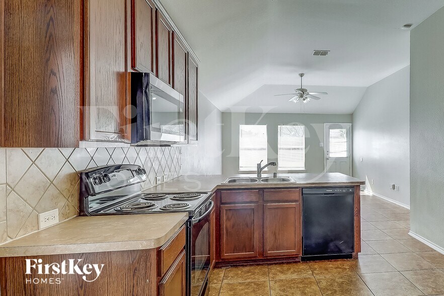 Building Photo - 1405 Silver Maple Ln