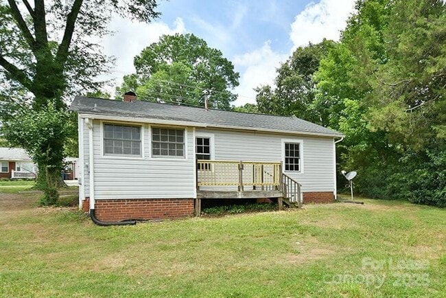 Building Photo - 818 Radio Rd