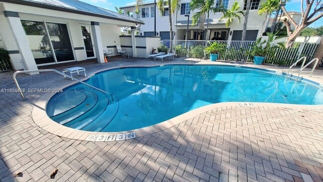 Building Photo - 111 SE 7th Ave