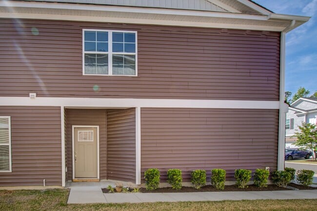 Building Photo - Like New End Unit Condo, 3 Bed 2.5 Bath