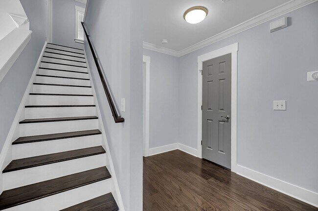 Building Photo - Centrally Located and Beautifully Renovate...