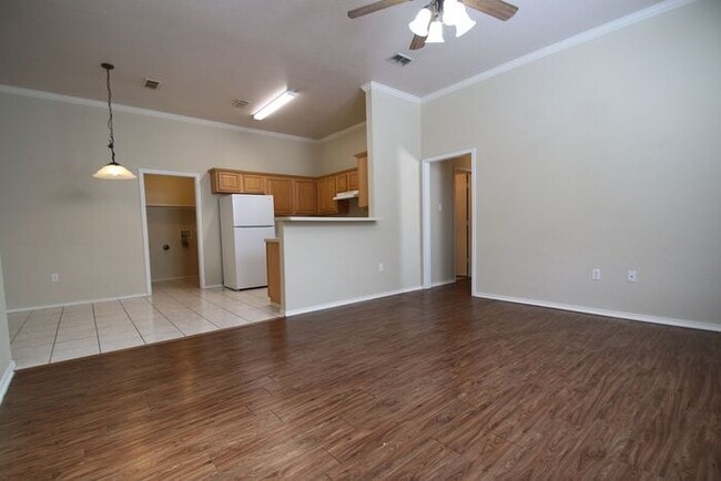 Building Photo - Charming 3BR/2BA Duplex Home with 2-Car Garage & Fenced Yard | Close to Downtown Weatherford | Pe...