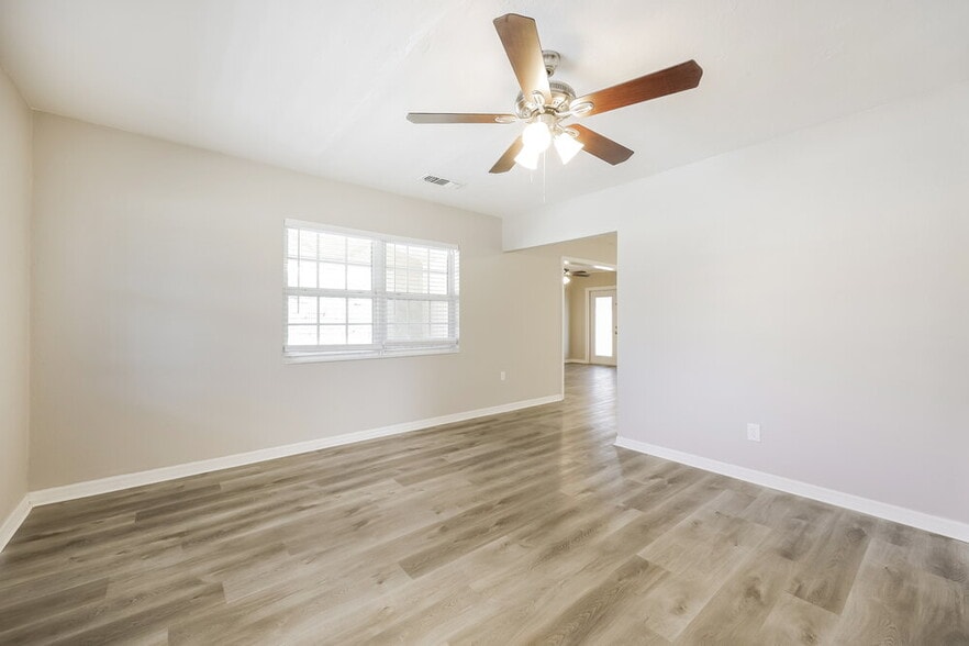 Building Photo - 5 Victoria Dr