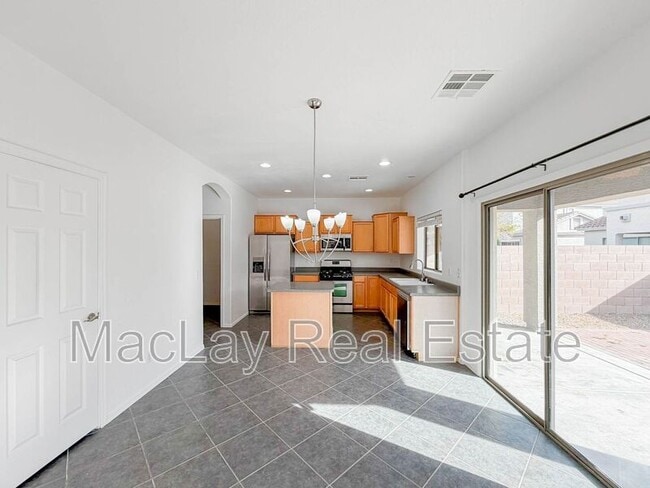 Building Photo - 1009 E Iris Dr