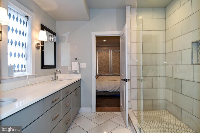 Building Photo - 1540 Levis St NE