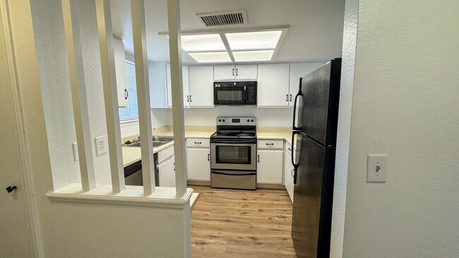 Building Photo - Las Vegas 2-Bed, 2-Bath Condo in Secure Ga...