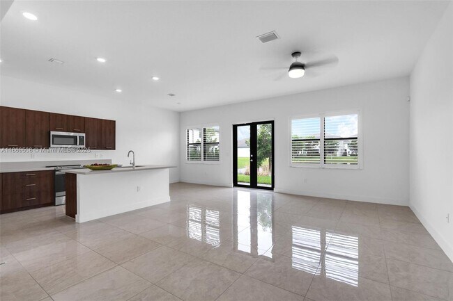 Building Photo - 4538 SW 173rd Ave