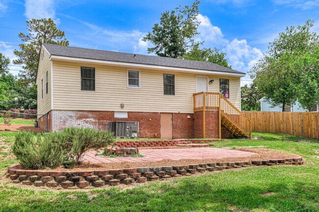 Building Photo - 2446 Young Dr