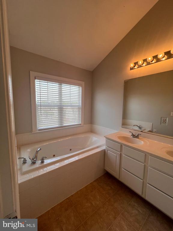 Building Photo - 8234 Glade Bank Dr