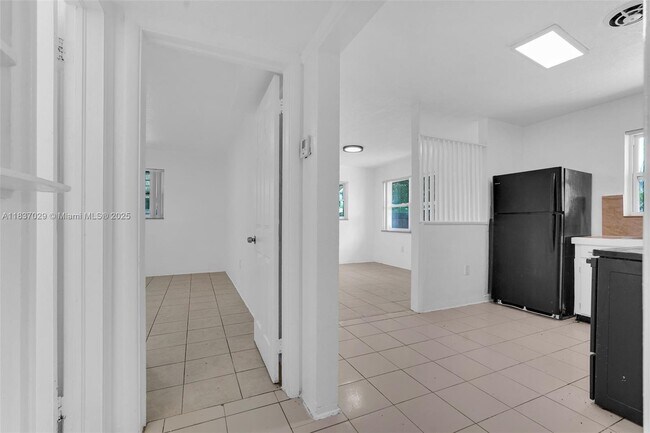 Building Photo - 2435 Plunkett St