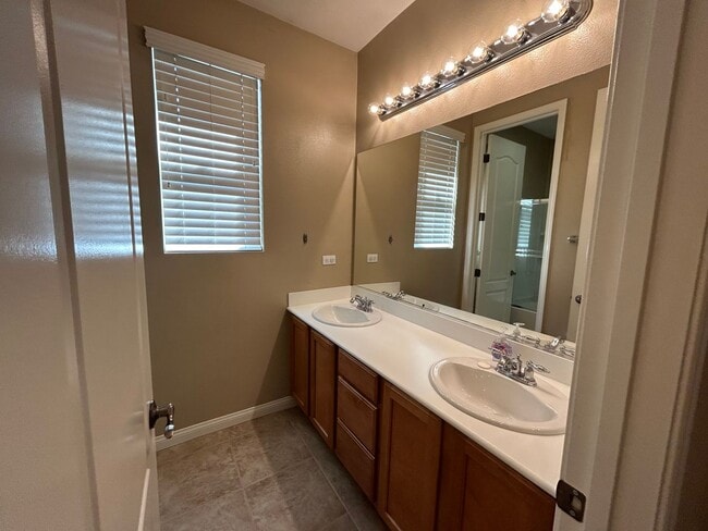 Building Photo - Gorgeous 5bd+ 3bd! Ria Bravo