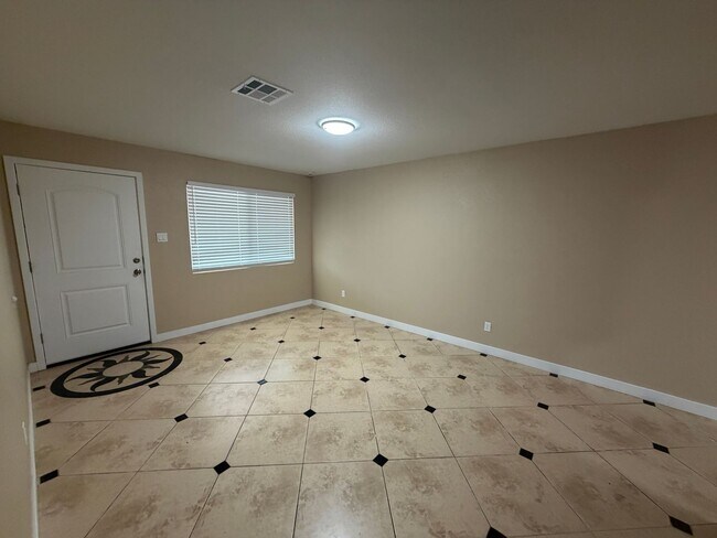 Building Photo - 5810 W Earll Dr