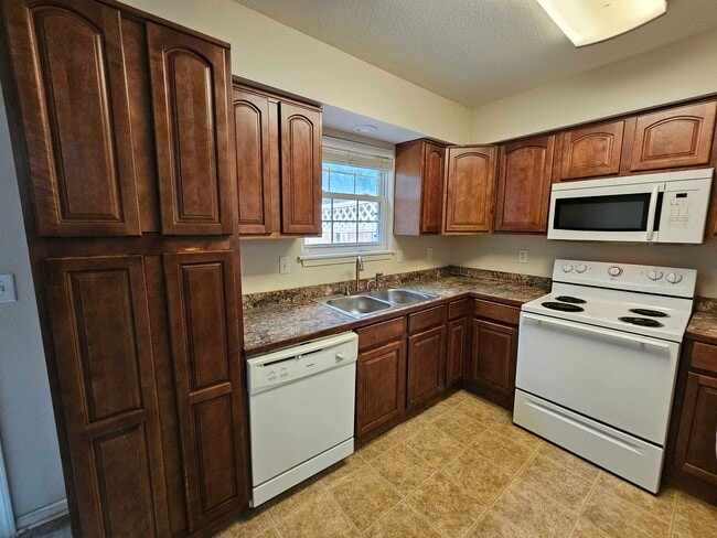 Building Photo - 1821 NE Knollbrook St