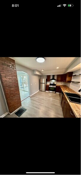 Building Photo - 204 Mariposa St