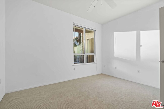 Building Photo - 100 S Alameda St