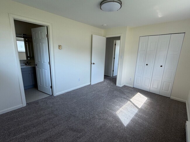 Building Photo - Riverside 2 bedroom/ 1.5 bath Newly Renovated