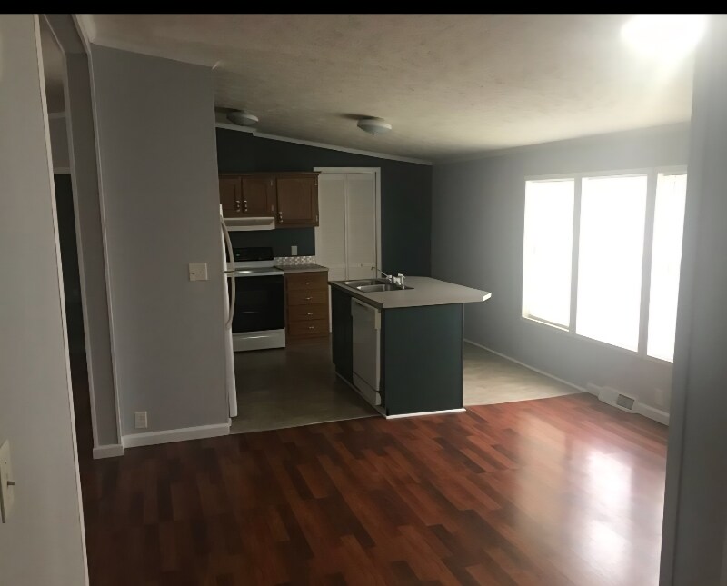 Building Photo - 185 Oaklawn Ct
